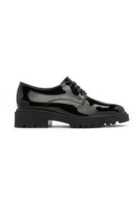 Zapatos de charol negro con cordones, suela gruesa y detalles de costura sutil a lo largo de los bordes. Acabado liso y brillante en toda la superficie.
