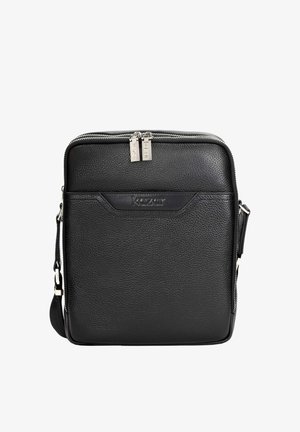 Borsa a tracolla nera in pelle con superficie testurizzata, dotata di chiusura con zip superiore, tracolla regolabile e dettagli del logo in rilievo.