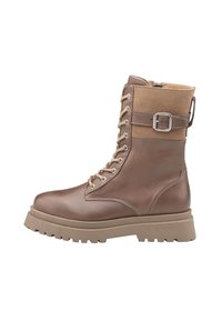 Stivale in pelle marrone con lacci, caratterizzato da una parte superiore in suede texture, una suola in gomma robusta e un accento in fibbia metallica sul lato.