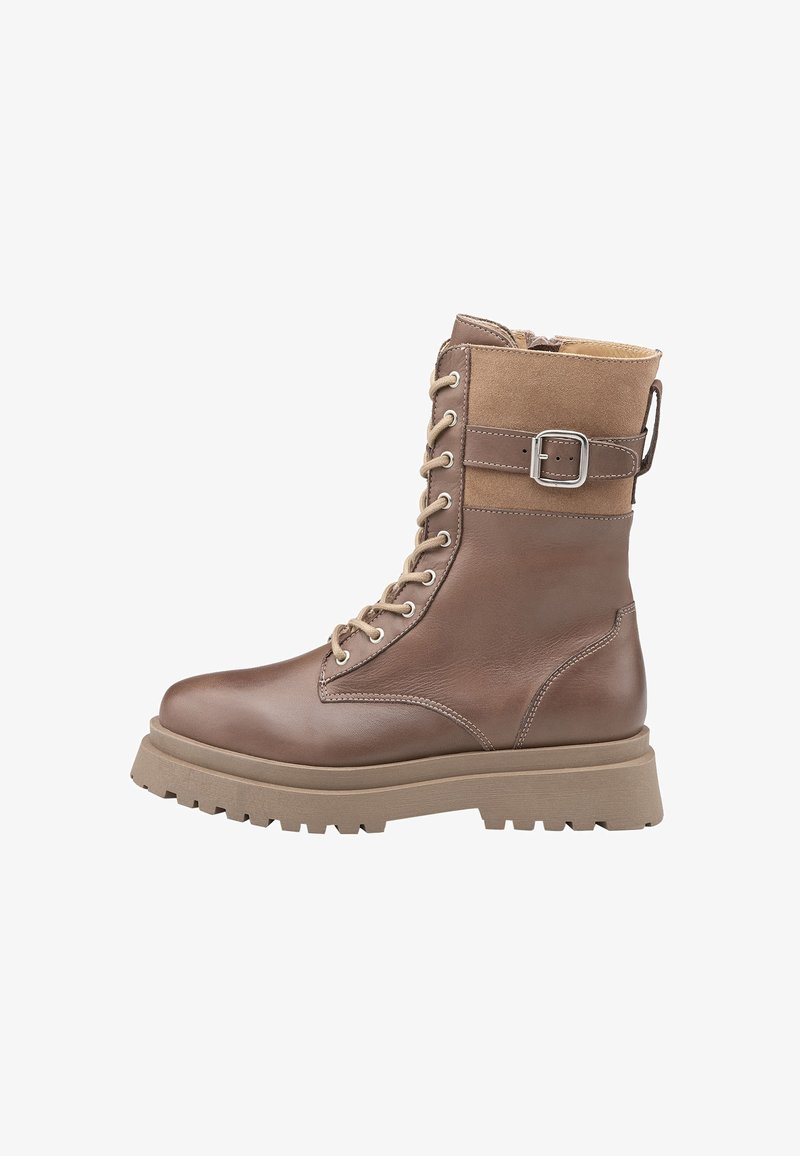 Bottines en cuir marron à lacets avec une tige en suède texturé, une semelle en caoutchouc robuste et un accent en boucle métallique sur le côté.