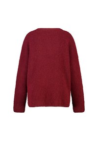 Pull tricoté rouge bordeaux à coupe décontractée, manches longues et surface texturée et duveteuse. Il présente un design simple et un col rond.