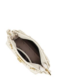 Witte gestructureerde handtas, met gouden hardwareaccenten, een binnenvoering met een logopatroon en een ritssluiting voor extra veiligheid.