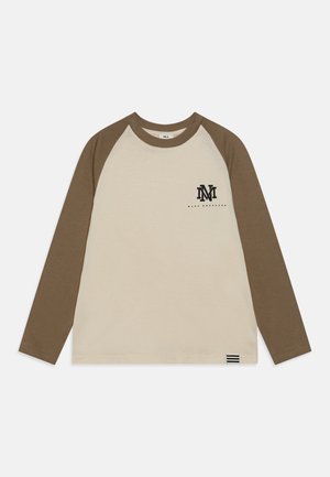 Pikakirjaga t-särk pika varrukaga, mille kreemjas kangas ja pruuni raglan varrukad. Ees on väike must logo ja ääres triibuline aksent.