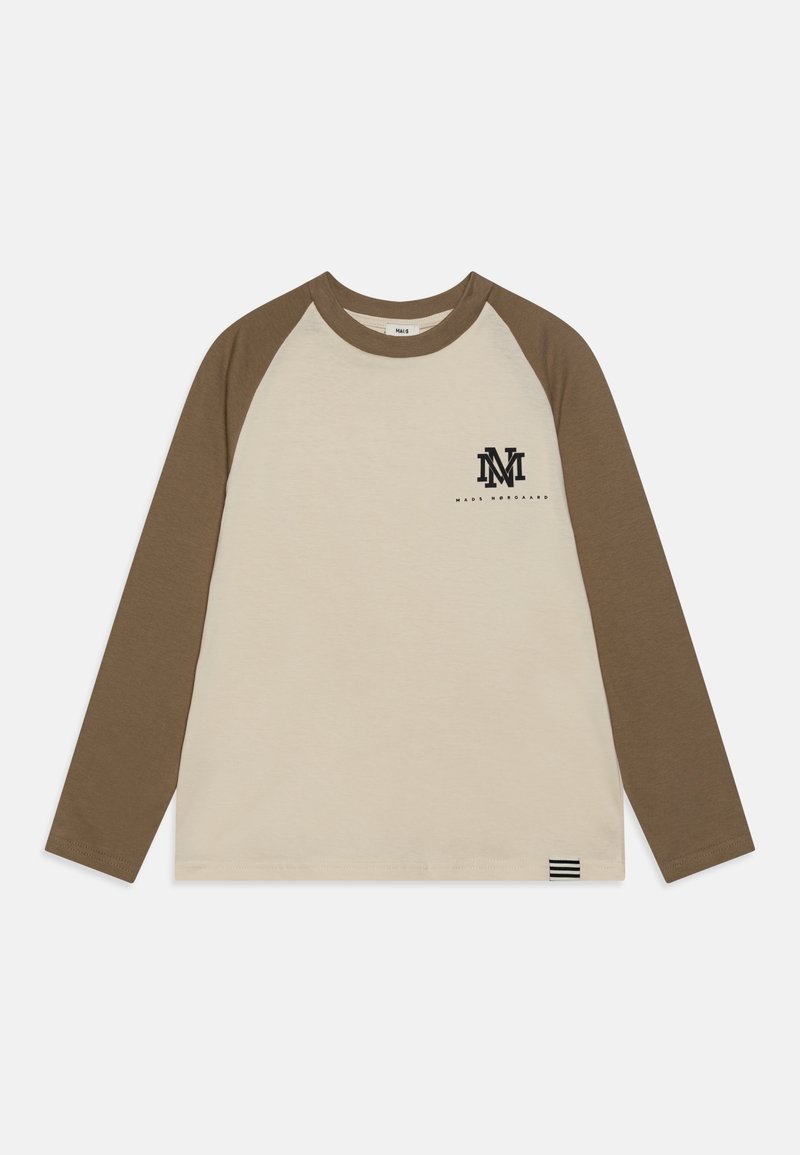 Hosszú ujjú póló krémszínű testtel és barna raglán ujjakkal. Kicsi fekete logó található a mellkasán és csíkozott díszítés az alján.