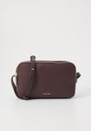 FOIL ELONGATED CAMERA BAG - Sac bandoulière - fudge/espresso