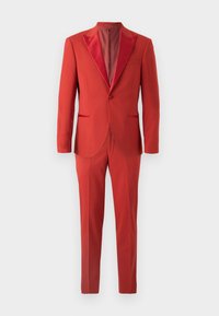 Rød dress med slim fit. Enkel knapjakke med satinslagkrave, matchet med skræddersyede bukser. Glat stofstruktur hele vejen igennem.