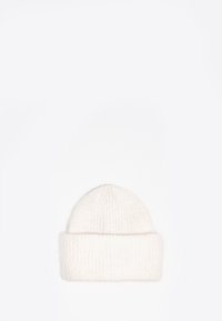 Gorro de lana de punto blanco con un dobladillo, mostrado plano sobre un fondo blanco.