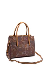Sac à main marron orné de motifs de timbres multicolores, avec deux poignées supérieures et une bandoulière amovible en matériau semblable au cuir.