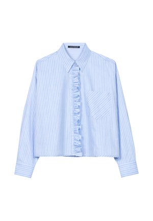 Hellblaues bauchfreies Hemd mit vertikalen weißen Streifen, mit einem gerafften Knopfleiste, langen Ärmeln und einer Brusttasche mit diagonalen Streifen.