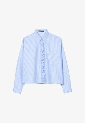 Hellblaues bauchfreies Hemd mit vertikalen weißen Streifen, mit einem gerafften Knopfleiste, langen Ärmeln und einer Brusttasche mit diagonalen Streifen.