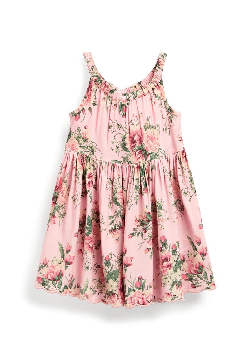 Robe florale en coton rose avec des bretelles à volants, taille froncée et jupe évasée. Présente un motif de roses avec des feuilles vertes. Ourlet à volants.