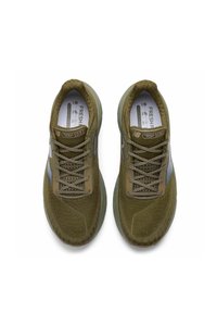 Zapatillas de correr en verde oliva con parte superior de malla transpirable, detalles reflectantes y suela acolchada. Presenta cordones texturizados y un detalle del logo.