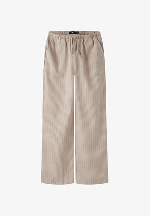 Pantalons larges beiges avec des rayures verticales, une taille élastique et deux poches latérales. Texture lisse et tissu léger.