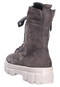 Botte montante en daim gris foncé avec semelle épaisse blanche texturée et lacets, vue de dos et de côté.