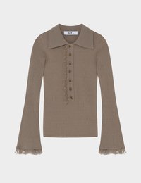 Καφέ ριμπ μακρυμάνικο τοπ με μεγάλο γιακά, λεπτομέρεια κρόσσια κατά μήκος της πατιλέτας με κουμπιά και τις μανσέτες, με στρογγυλά καφέ κουμπιά.