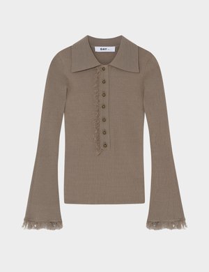 Hnědý žebrovaný top s dlouhým rukávem, velkým límcem, třásňovým detailem podél légy s knoflíky a na manžetách, zdobený kulatými hnědými knoflíky.