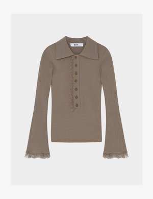 Brun ribbet longsleeve med stor krave, frynsedetalje langs knapstolpen og manchetterne, med afrundede brune knapper.