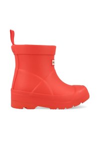Rode rubberen regenlaars met een glad oppervlak, ronde neus en een getextureerde zool. Inclusief een achterlus voor gemakkelijk aan- en uittrekken.