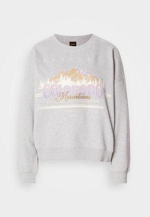 Grijze sweatshirt met een ronde halslijn, lange mouwen en een grafische print van bergen met de tekst "Colorado Mountains." Zachte textuur.