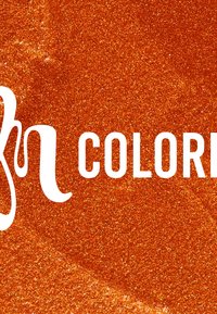 Sfondo arancione luccicante con testo bianco in grassetto che scrive "COLore". La texture è liscia con riflessi scintillanti sparsi.