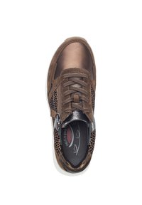 Sneaker marron en mélange de suède et de matériaux métalliques, côtés texturés avec un motif perforé et lacets pour un maintien sécurisé.