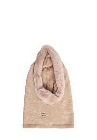 Bufanda con capucha beige hecha de tela texturizada con un forro suave de piel sintética. Presenta un detalle sutil de logotipo en la parte delantera.