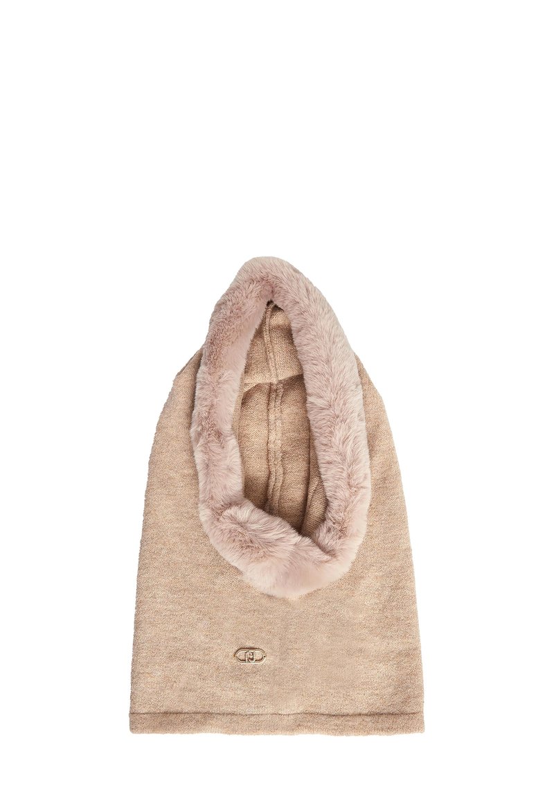 Bufanda con capucha beige hecha de tela texturizada con un forro suave de piel sintética. Presenta un detalle sutil de logotipo en la parte delantera.