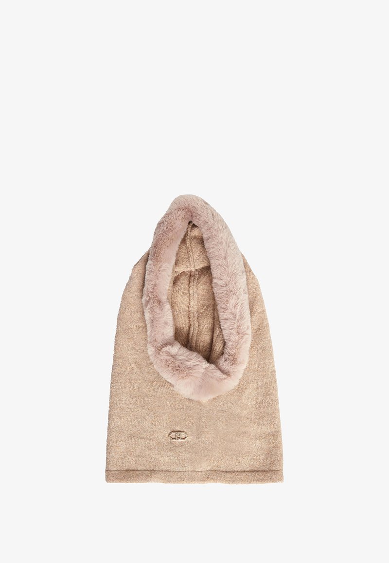 Bufanda con capucha beige hecha de tela texturizada con un forro suave de piel sintética. Presenta un detalle sutil de logotipo en la parte delantera.