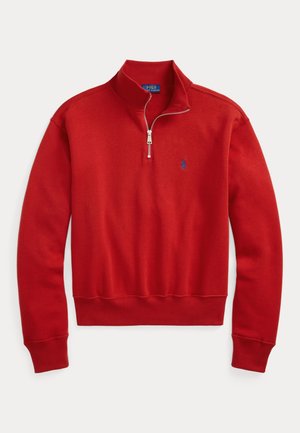 Rode lange mouwen sweater met een kwart-ritssluiting, geribbelde kraag, manchetten en zoom, met een klein blauw geborduurd logo op de linkerborst.