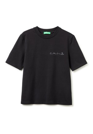 Czarna koszulka z krótkim rękawem i okrągłym dekoltem, z małym kursywowym napisem "amour" wyszytym na lewej piersi oraz zieloną metką wewnątrz kołnierza.