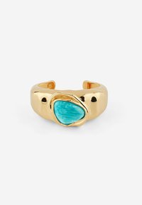 Bracciale rigido in oro con una pietra di turchese texturizzata al centro, bordi lisci e curvi e una finitura lucidata.