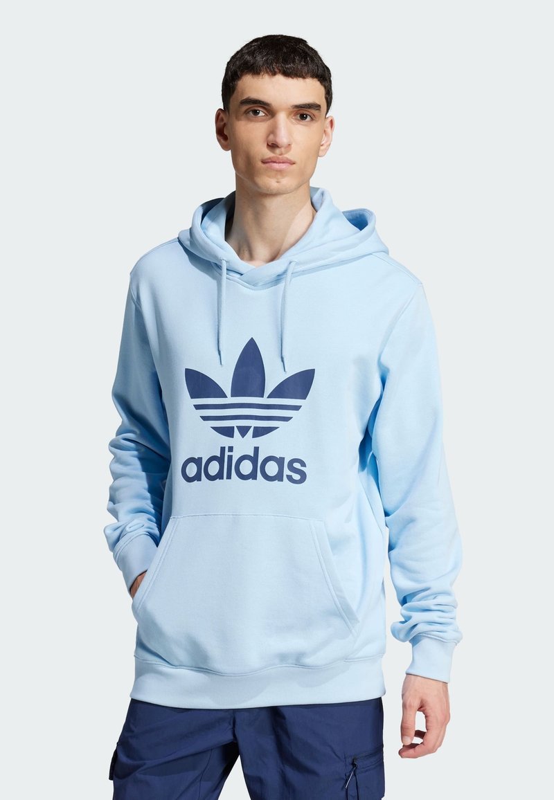 Hoodie azzurro chiaro con logo Adidas navy e design a tre strisce sulla parte anteriore. Presenta una tasca a marsupio e cappuccio con cordini.