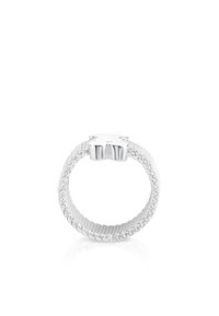 Anillo de plata con una textura trenzada, que presenta un detalle superior en forma de estrella y un acabado interior suave. El diseño es minimalista y moderno.