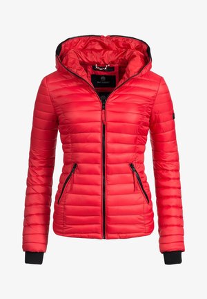 Crvena napuhana jakna s kapuljačom, s prednjim zatvaračem, crnim detaljima i dva bočna džepa sa zatvaračem, izrađena od glatkog, laganog materijala.