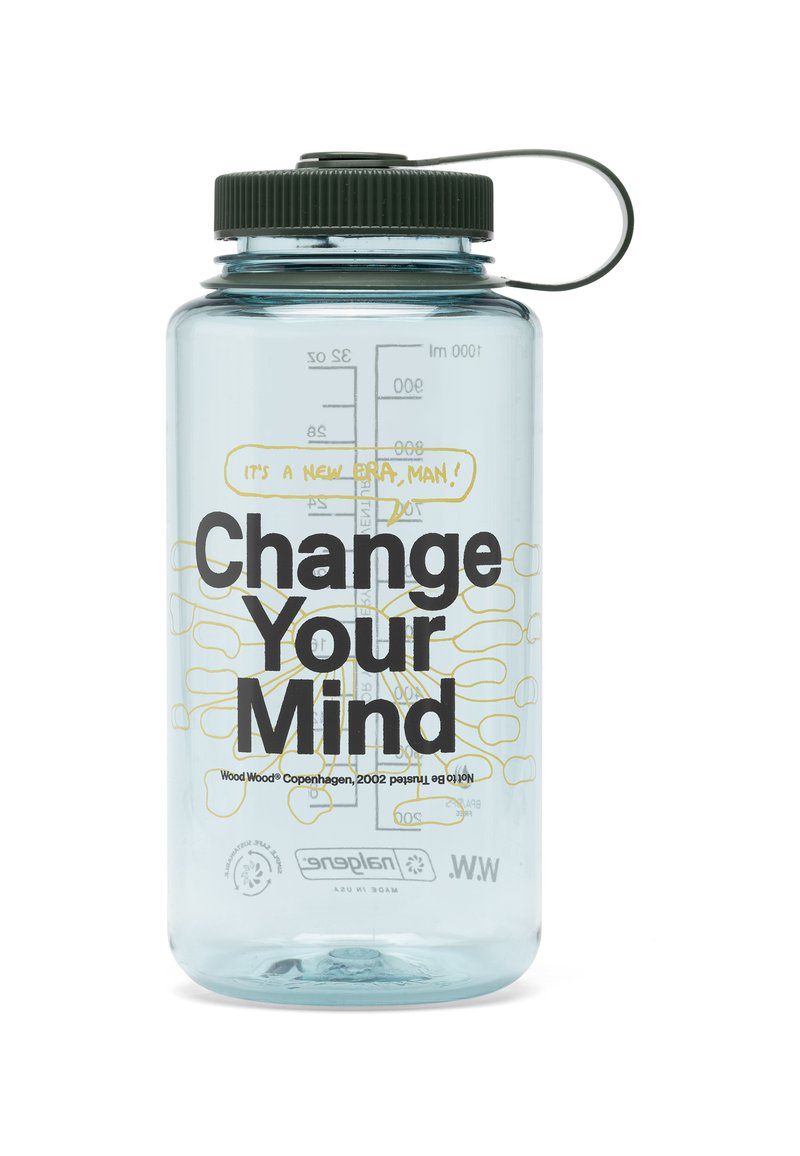 Prozoren plastični vodni rezervoar z zelenim vijak pokrovom. Na njem je črn napis "Spremeni svoje misli" in rumeni akcenti. Na strani so merilne oznake.