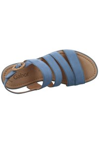 Sandale en cuir bleu avec plusieurs brides horizontales, talon ouvert et accent décoratif rond. Semelle intérieure douce et détails cousus visibles.