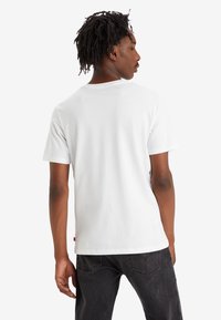 Levi's® GRAPHIC CREWNECK TEE - T-shirts med print - chrome white
