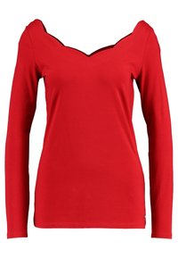 Rotes Langarmshirt mit tiefem V-Ausschnitt. Der Stoff ist glatt und hat eine taillierte Silhouette. Einfaches Design; keine Muster oder Akzente.