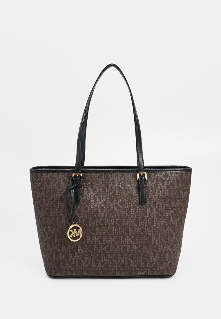 Borsa tote marrone con accenti in pelle nera, caratterizzata da un motivo monogram, apertura superiore, doppio manico e un ciondolo a forma di cerchio dorato.