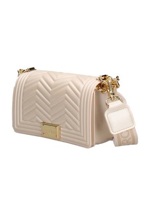 Sac à main en cuir matelassé crème avec chaîne et fermoir dorés, plaque de marque métallique rectangulaire et large bandoulière en tissu.