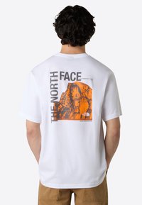 The North Face HALF DOME PHOTO  - Print T-shirt - tnf white anthracite gr