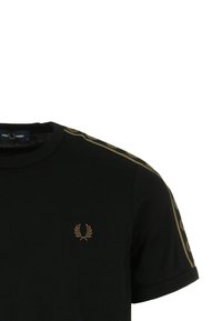 Camiseta negra de manga corta con logo de corona de laurel dorada en el pecho y rayas doradas de laurel a juego en los hombros y las mangas.