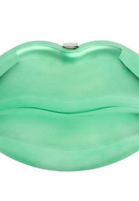 Zöld, ajak alakú clutch táska, fényes anyagból, sima textúrával. Fémzárral rendelkezik a tetején a zárás érdekében.