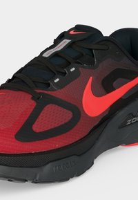 Κόκκινο και μαύρο παπούτσι Nike για τρέξιμο με φωτεινό κόκκινο λογότυπο swoosh, μαύρα κορδόνια και μαλακή σόλα με τεχνολογίες React και Zoom Air.