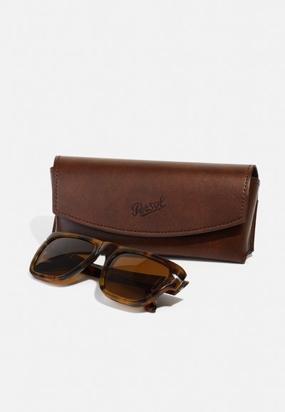 Γυαλί ηλίου Persol με καστόρινο σκελετό, καφέ φακούς και καφέ δερμάτινη θήκη με ανάγλυφο λογότυπο και σχεδίαση που διπλώνει.