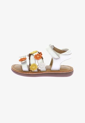 Sandale en cuir blanc ornée de plusieurs appliqués floraux en orange, jaune et blanc. Présente une bride ajustable et une semelle brune texturée.