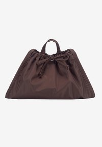Barna nejlon táska összegyűrt felső résszel és két rövid fogantyúval. Behúzózsinóros záródással és strukturált, háromszög alakú formával rendelkezik.
