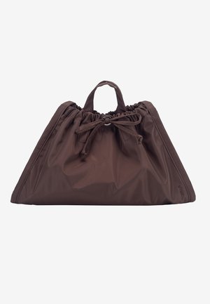 Brązowa nylonowa torba z marszczonym górnym brzegiem i dwoma krótkimi uchwytami. Posiada zapięcie na sznurek oraz usztywniony, trójkątny kształt.