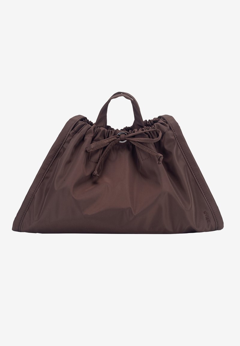 Barna nejlon táska összegyűrt felső résszel és két rövid fogantyúval. Behúzózsinóros záródással és strukturált, háromszög alakú formával rendelkezik.