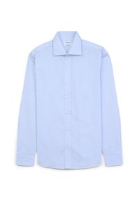 Chemise habillée pour homme de couleur bleu clair avec de fines rayures verticales blanches, à manches longues, avec un col pointu et une fermeture à boutons, posée à plat sur un fond blanc.